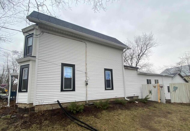 http://entire%20side%20of%20a%20house%20in%20Dousman,%20WI%20with%20new%20siding