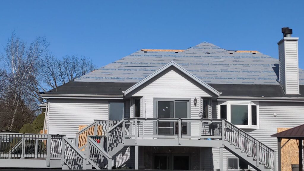 http://New%20roofing%20on%20a%20house%20with%20white%20siding